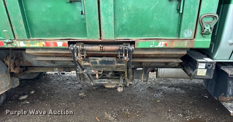 image for item OG9723 2002 International  4400 dump flatbed truck