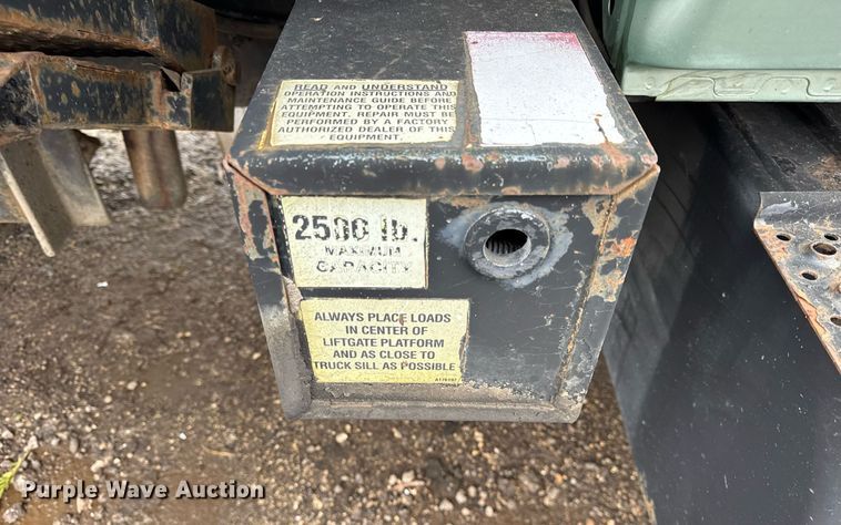 image for item OG9723 2002 International  4400 dump flatbed truck