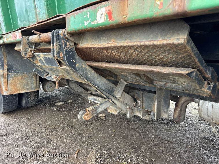 image for item OG9723 2002 International  4400 dump flatbed truck