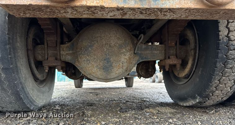 image for item OG9723 2002 International  4400 dump flatbed truck