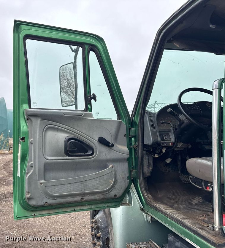 image for item OG9723 2002 International  4400 dump flatbed truck