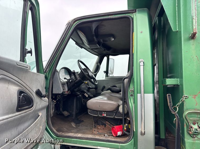 image for item OG9723 2002 International  4400 dump flatbed truck