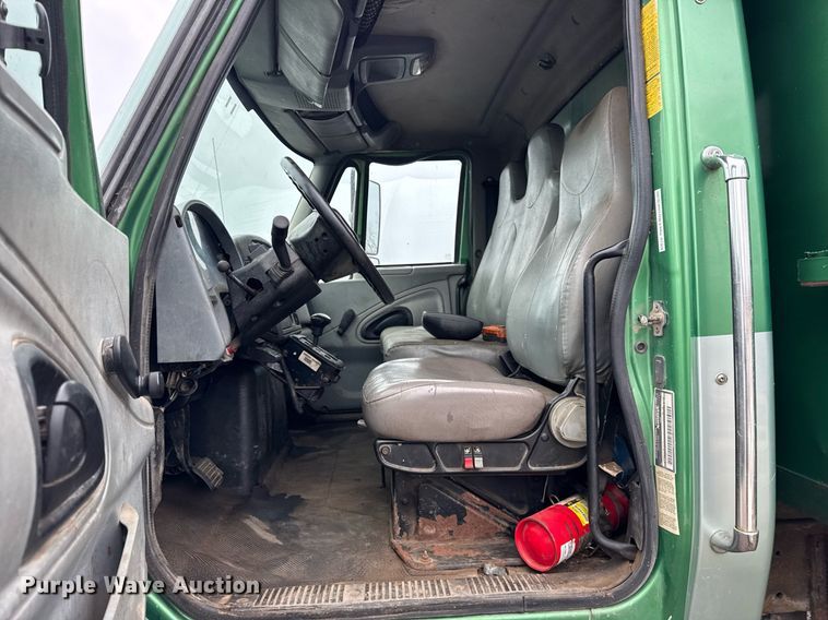 image for item OG9723 2002 International  4400 dump flatbed truck