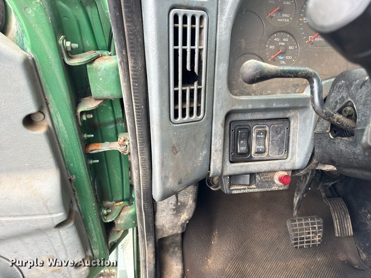 image for item OG9723 2002 International  4400 dump flatbed truck