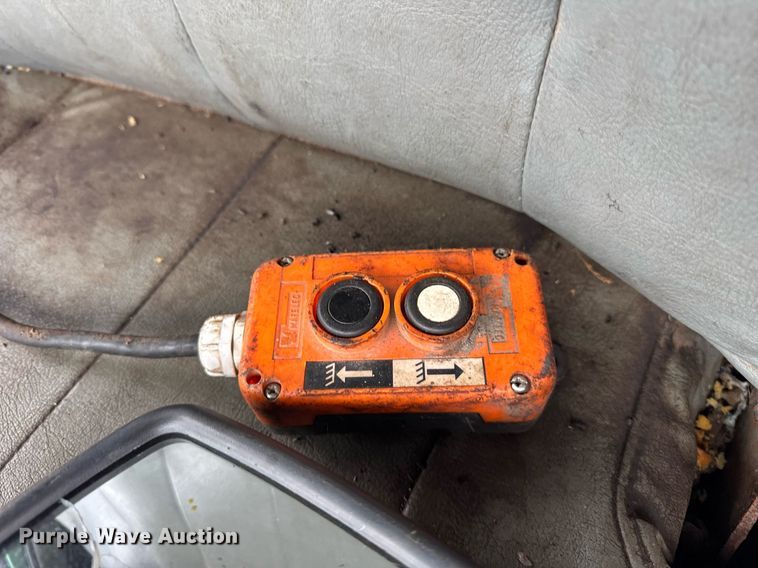 image for item OG9723 2002 International  4400 dump flatbed truck