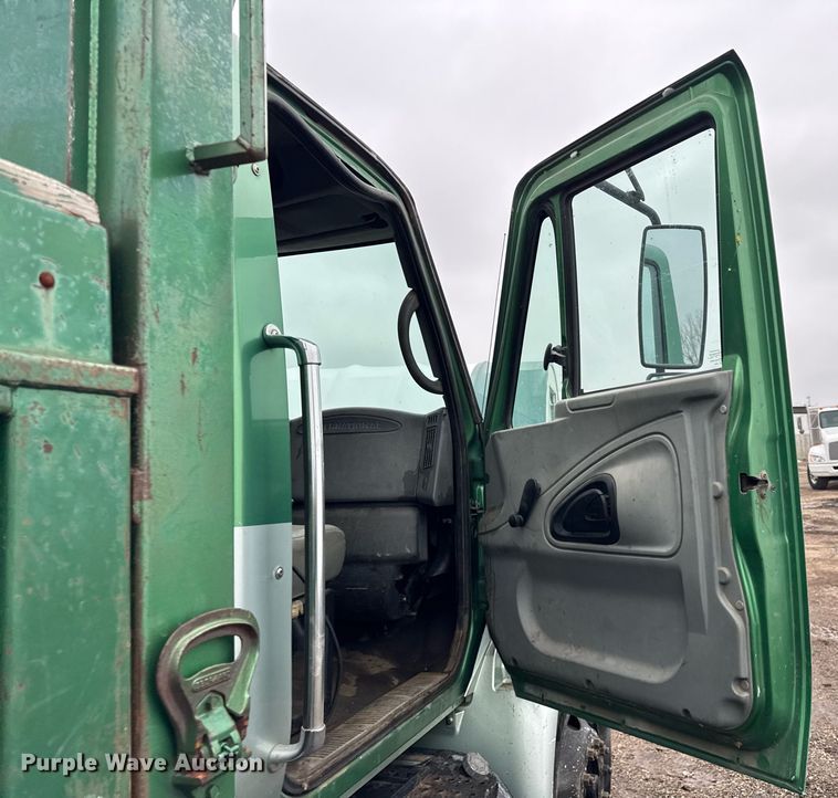 image for item OG9723 2002 International  4400 dump flatbed truck