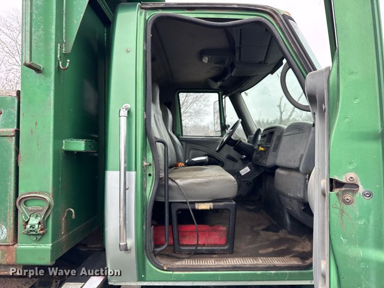 image for item OG9723 2002 International  4400 dump flatbed truck