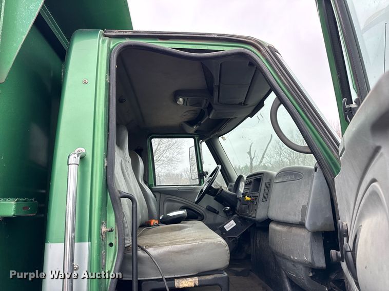 image for item OG9723 2002 International  4400 dump flatbed truck