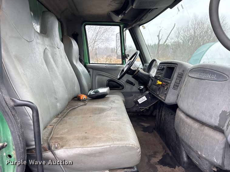 image for item OG9723 2002 International  4400 dump flatbed truck