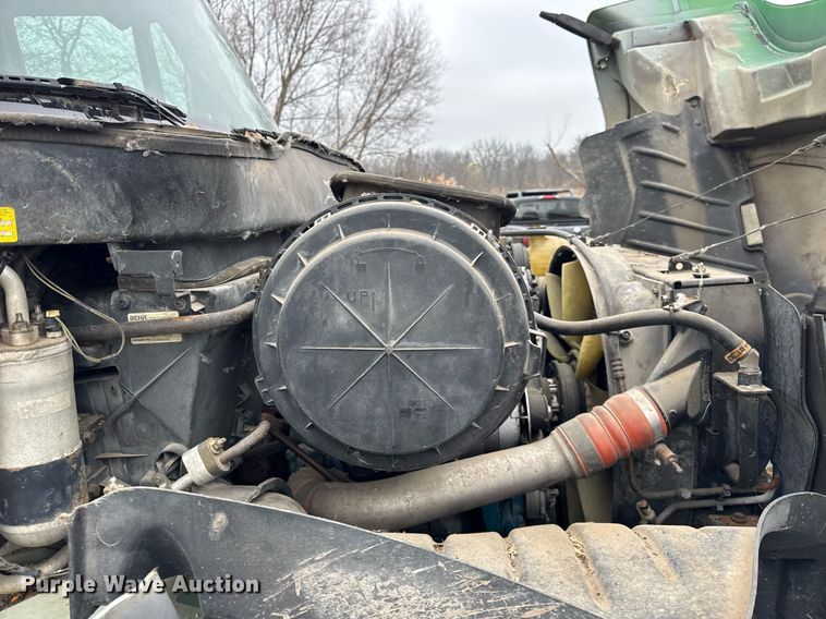 image for item OG9723 2002 International  4400 dump flatbed truck