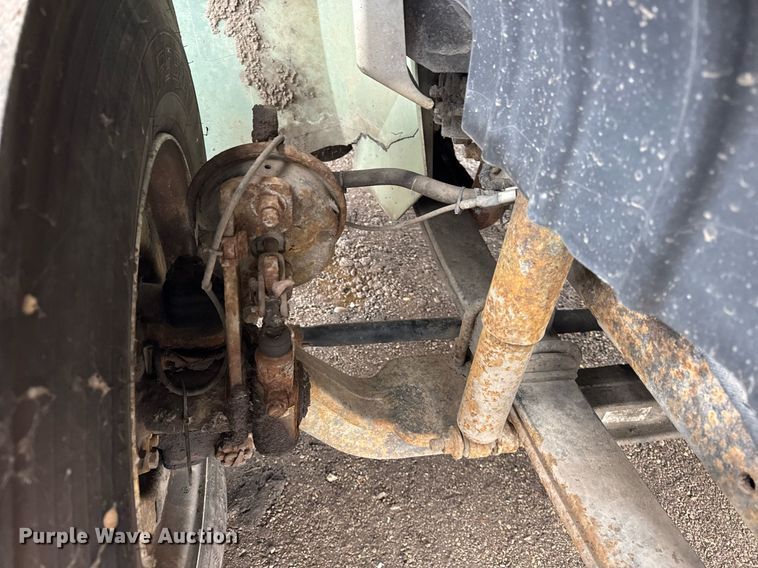 image for item OG9723 2002 International  4400 dump flatbed truck