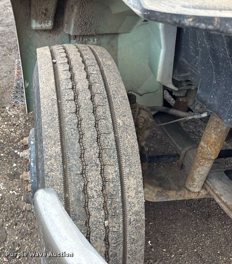 image for item OG9723 2002 International  4400 dump flatbed truck