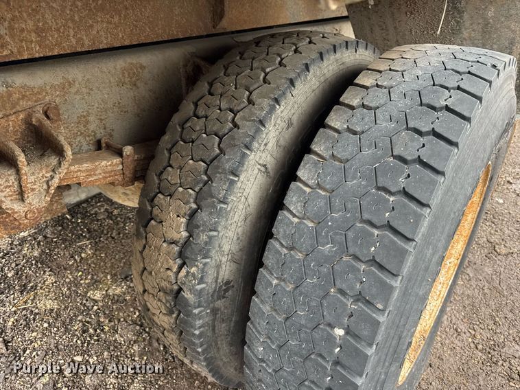 image for item OG9723 2002 International  4400 dump flatbed truck