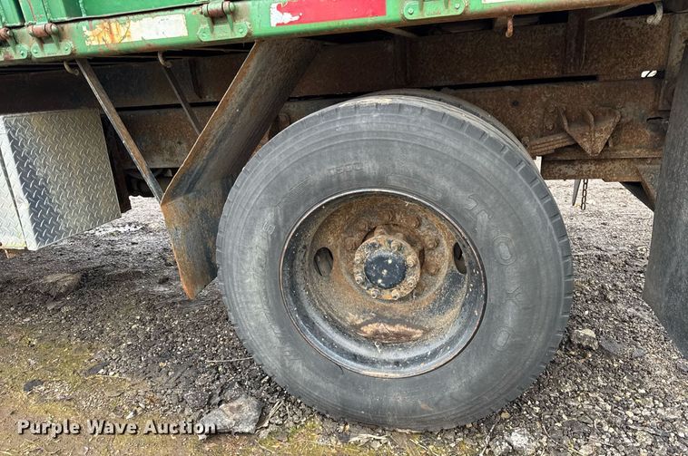 image for item OG9723 2002 International  4400 dump flatbed truck