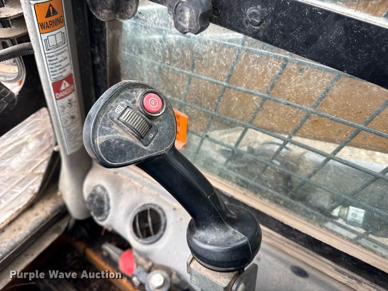 image for item OG9724 2017 Case SV340 skid steer loader