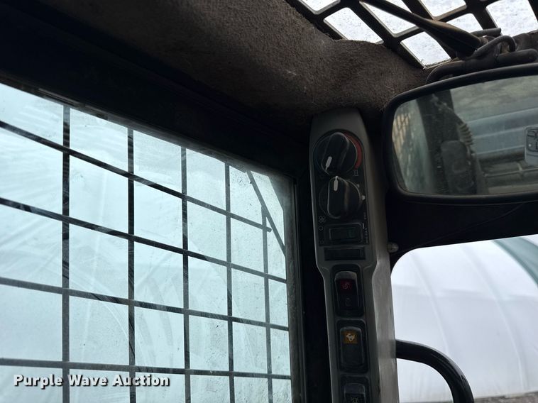 image for item OG9724 2017 Case SV340 skid steer loader