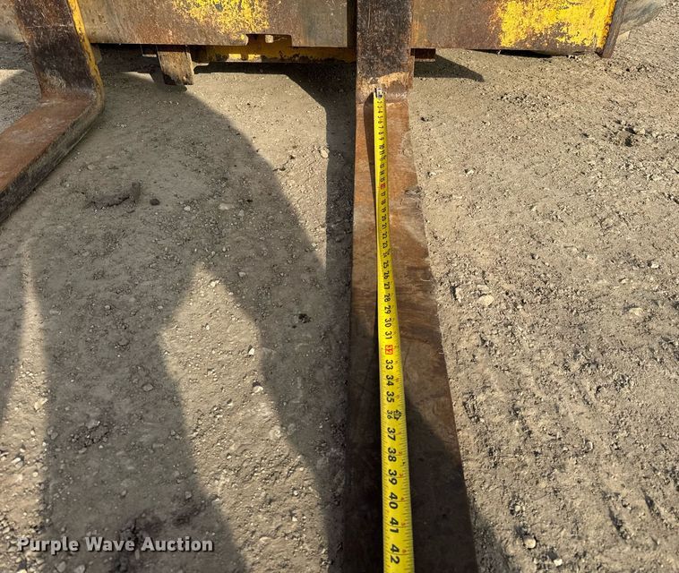 image for item OG9733 1998 John Deere 488E forklift