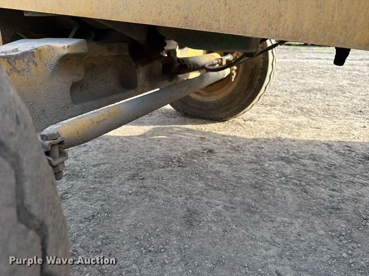 image for item OG9733 1998 John Deere 488E forklift