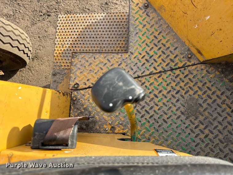 image for item OG9733 1998 John Deere 488E forklift