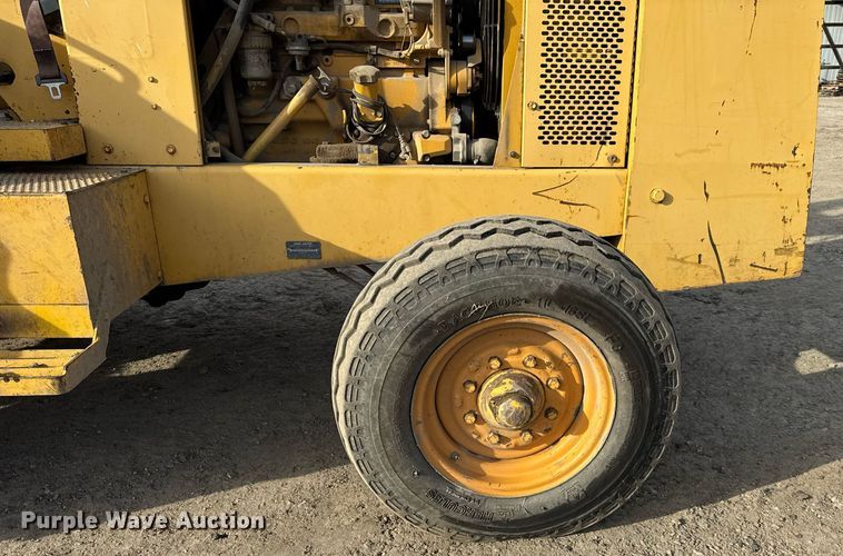 image for item OG9733 1998 John Deere 488E forklift