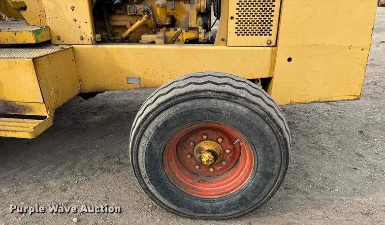 image for item OG9734 1998 John Deere 488E forklift