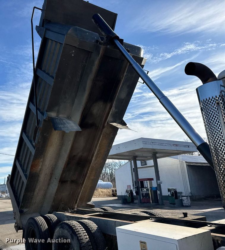 image for item OG9773 1993 International  dump truck