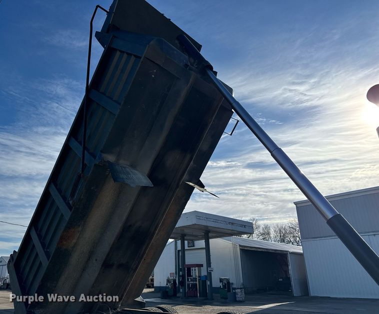 image for item OG9773 1993 International  dump truck