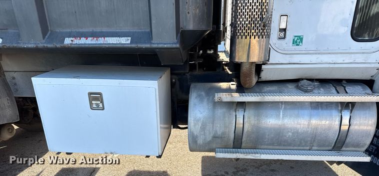 image for item OG9773 1993 International  dump truck