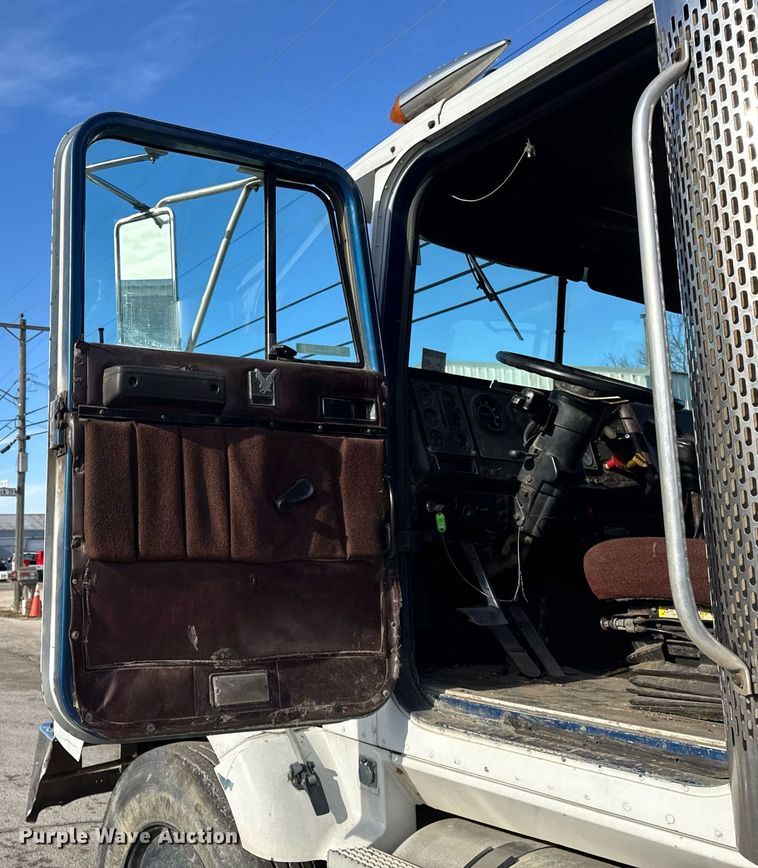 image for item OG9773 1993 International  dump truck