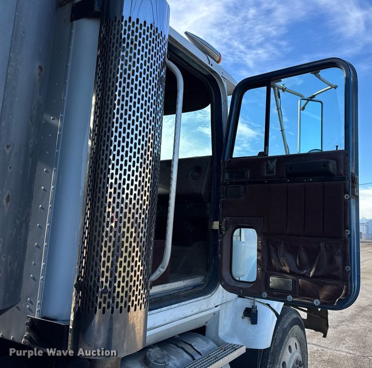 image for item OG9773 1993 International  dump truck