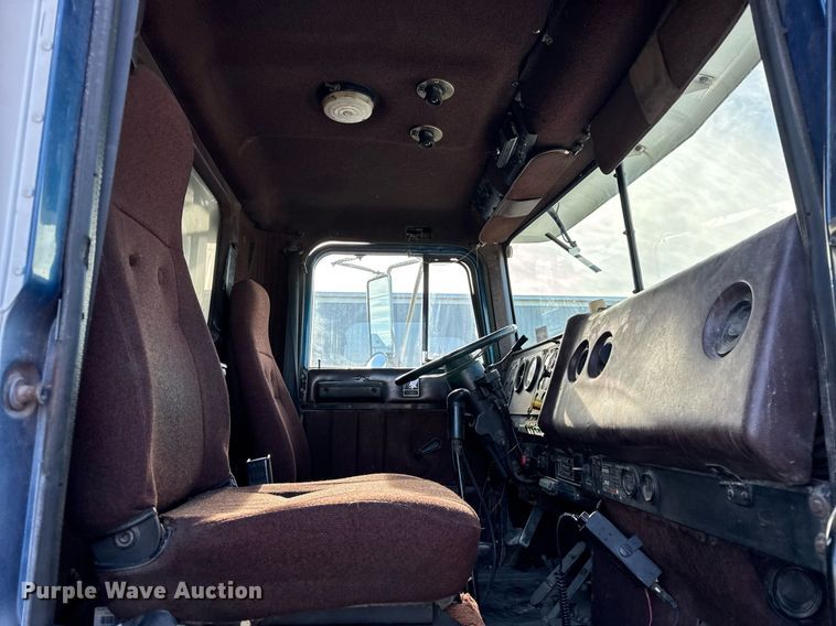 image for item OG9773 1993 International  dump truck