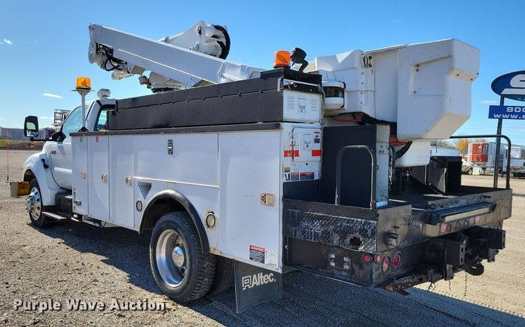 image for item OH9407 2011 Ford F650 Super Duty bucket truck