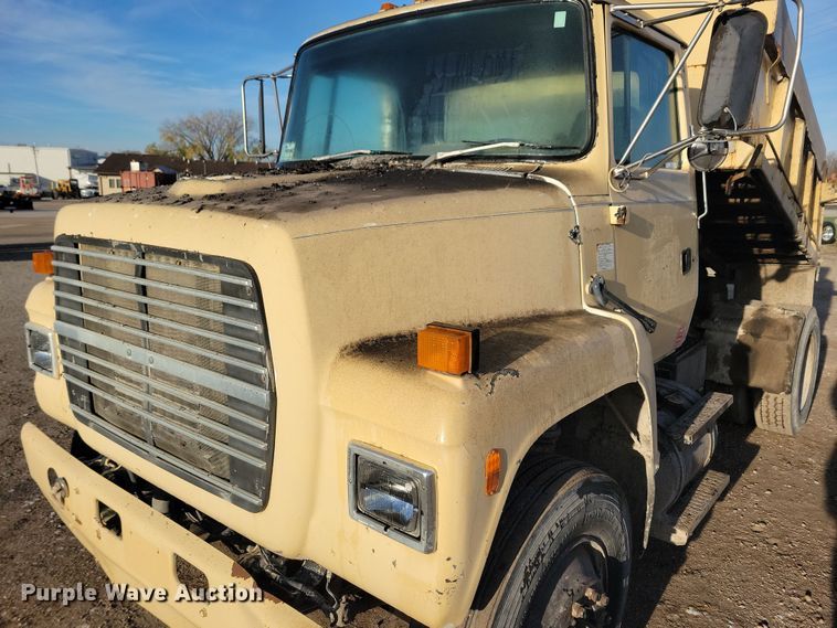 image for item OH9419 1993 Ford  LN9000 dump truck