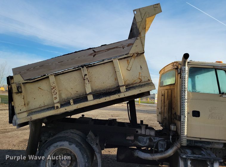 image for item OH9419 1993 Ford  LN9000 dump truck