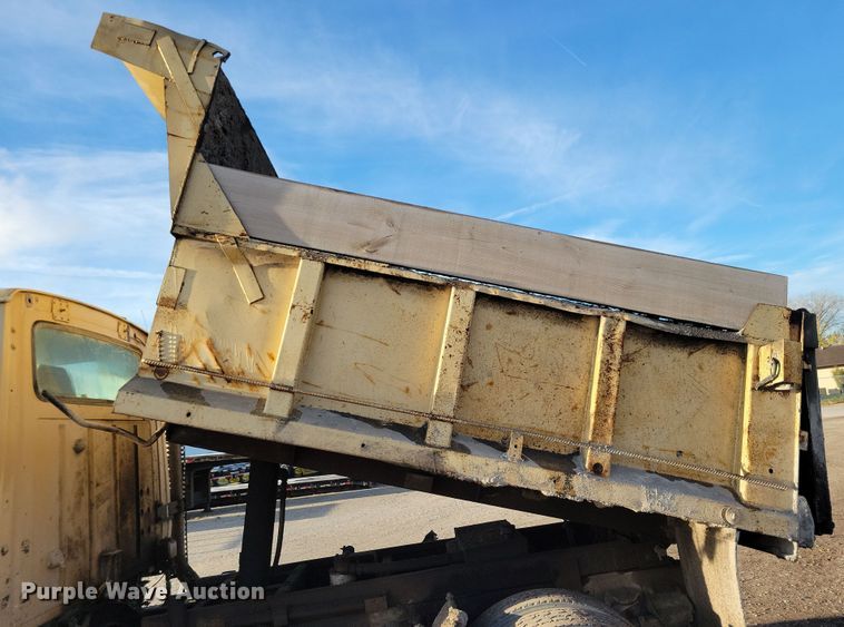 image for item OH9419 1993 Ford  LN9000 dump truck