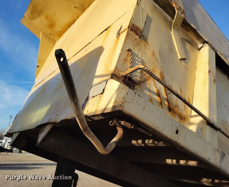 image for item OH9419 1993 Ford  LN9000 dump truck