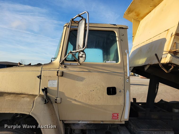 image for item OH9419 1993 Ford  LN9000 dump truck