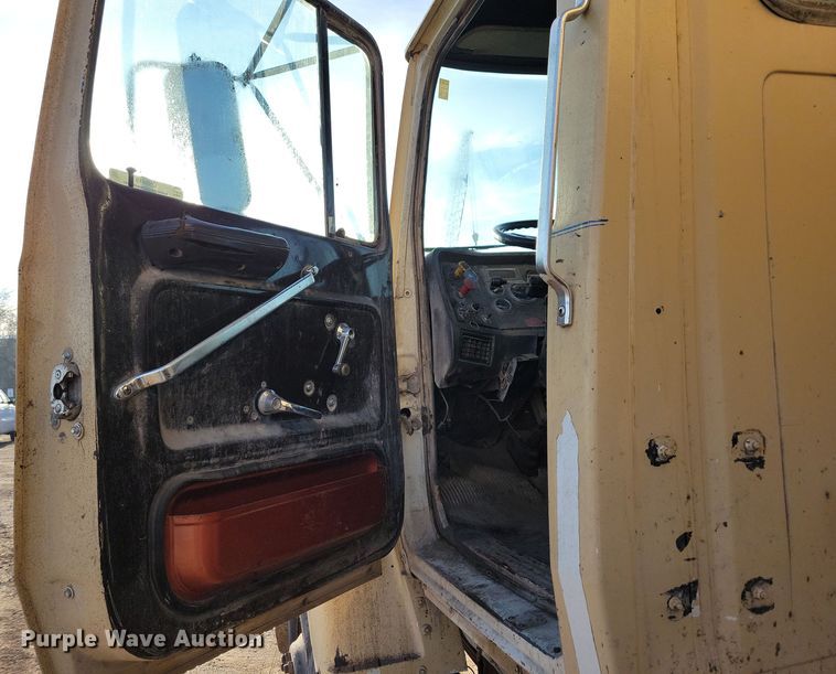 image for item OH9419 1993 Ford  LN9000 dump truck