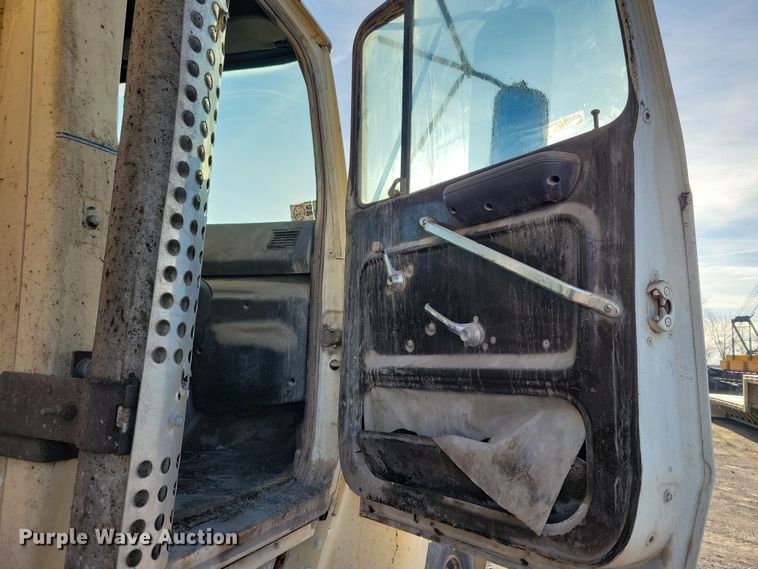 image for item OH9419 1993 Ford  LN9000 dump truck