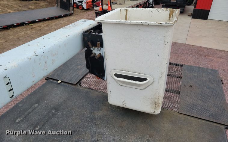 image for item OH9461 2007 Ford F750 forestry bucket truck