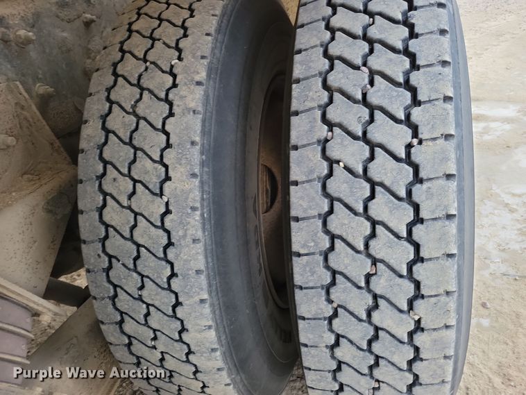 image for item OH9463 2012 Freightliner 114SD ready mix truck