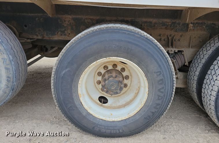 image for item OH9463 2012 Freightliner 114SD ready mix truck