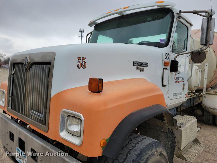 image for item OH9464 2001 International 5500i ready mix truck