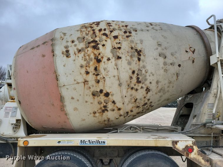 image for item OH9464 2001 International 5500i ready mix truck