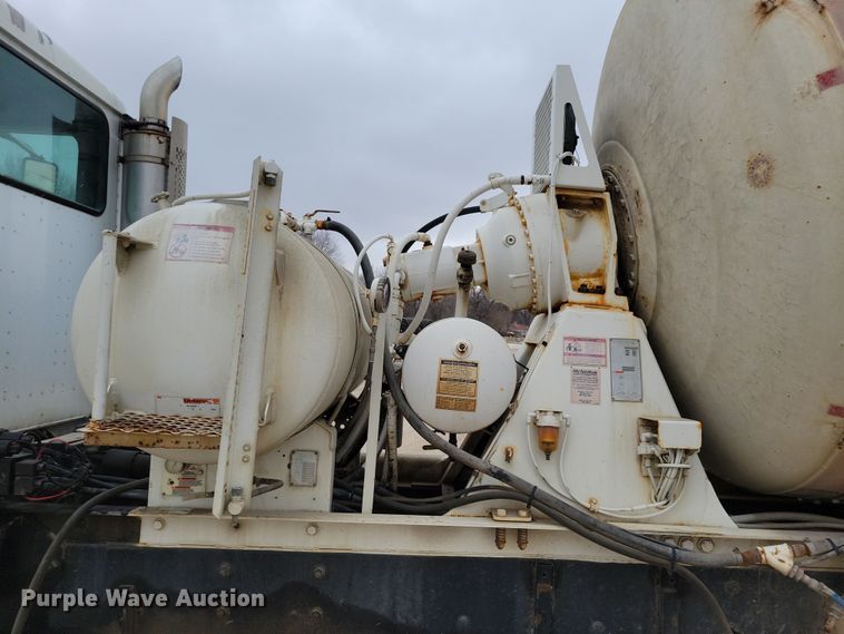 image for item OH9464 2001 International 5500i ready mix truck