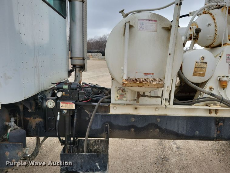 image for item OH9464 2001 International 5500i ready mix truck