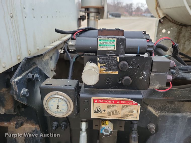 image for item OH9464 2001 International 5500i ready mix truck