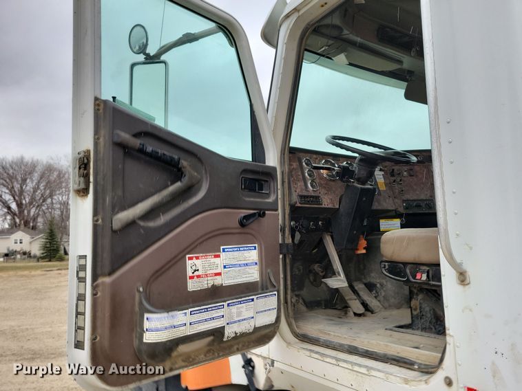 image for item OH9464 2001 International 5500i ready mix truck