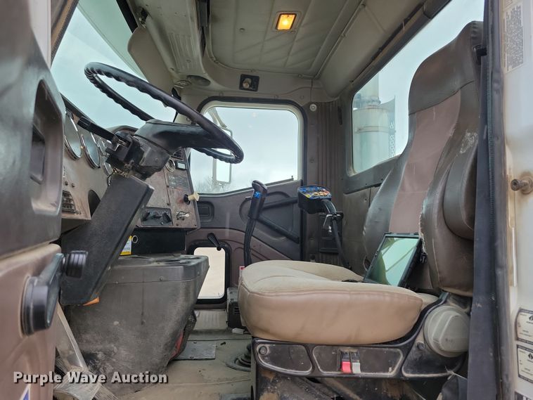 image for item OH9464 2001 International 5500i ready mix truck