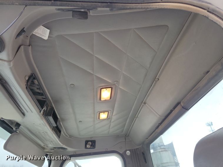 image for item OH9464 2001 International 5500i ready mix truck